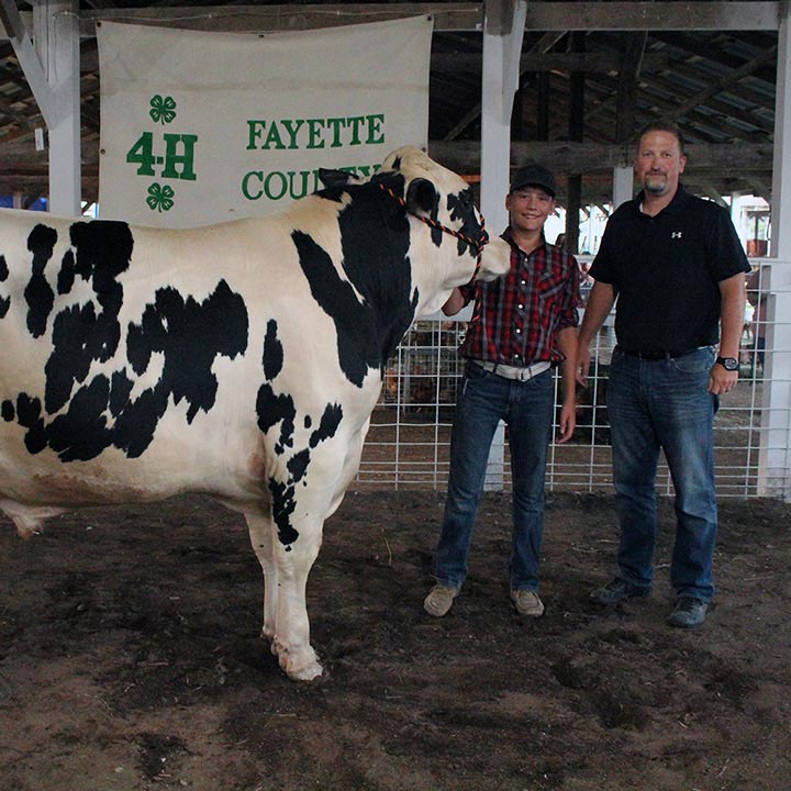F N B employee standing with a 4 H participant